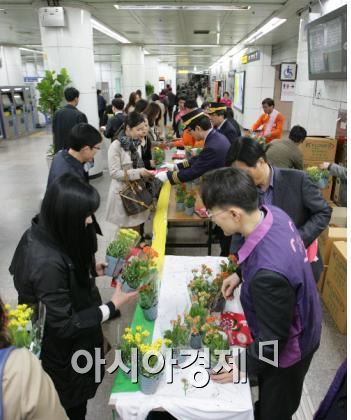 ▲ 5호선 광화문에서 열린 꽃 증정행사 (사진=서울시)
