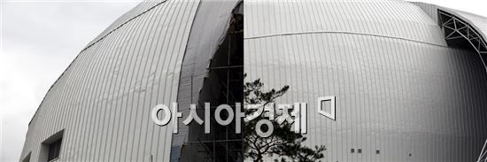 14일 광주 광산구 광주여자대학교 내에 공사가 한창인 광주U대회 다목적체육관 모습. 지붕 전체와 외벽 60%가 아연 도금 강판으로 설계·시공되면서 외부벽체의 구김현상이 미적가치를 크게 떨어뜨리고 있다. 