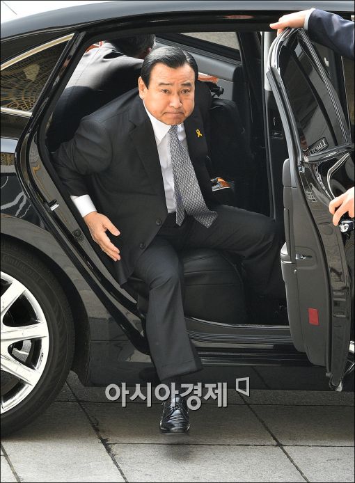 [포토]차에서 내리는 이완구 총리