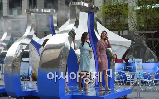 [포토]워터풀 수분길 체험하는 시민들 