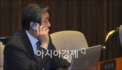 [포토]본회의장에서 통화하는 김무성 대표