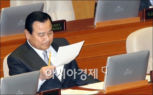 [포토]자료보는 이완구 총리