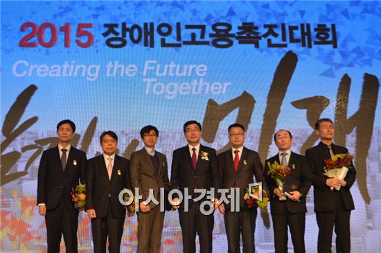 유니클로, 장애인고용촉진 기여…국무총리표창 수상