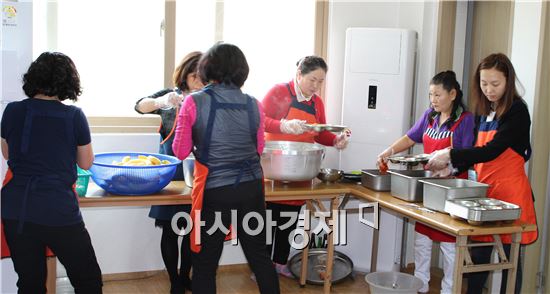 함평군립요양병원(원장 박승룡)은 15일 학교면 급식소에서 지역    어르신들 100여명에게 급식봉사활동을 실시했다.
