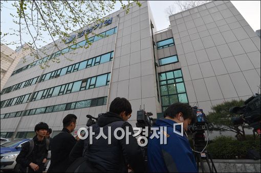 [포토]취재진 몰린 경남기업 본사