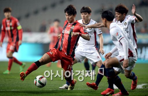 [포토]윤주태, '수비를 몰고 다녀요~'