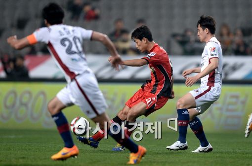 [포토]박주영, '반대편으로 길게 패스'