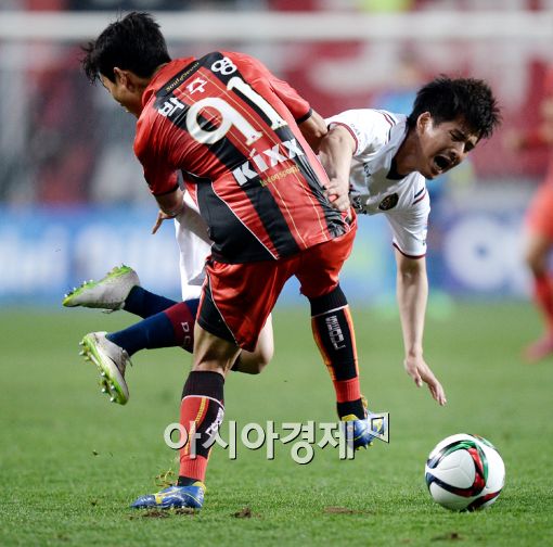 [포토]대전 김기수와 충돌하는 서울 박주영