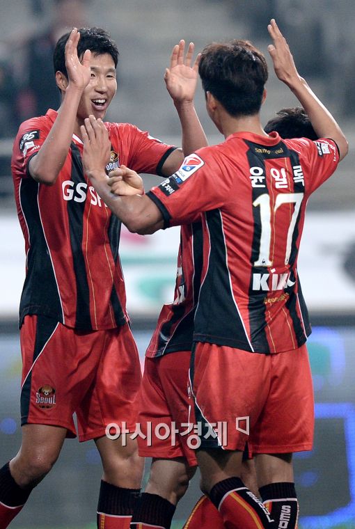 [포토]김현성, '선제골 어시스트한 윤일록과 기쁨을~'