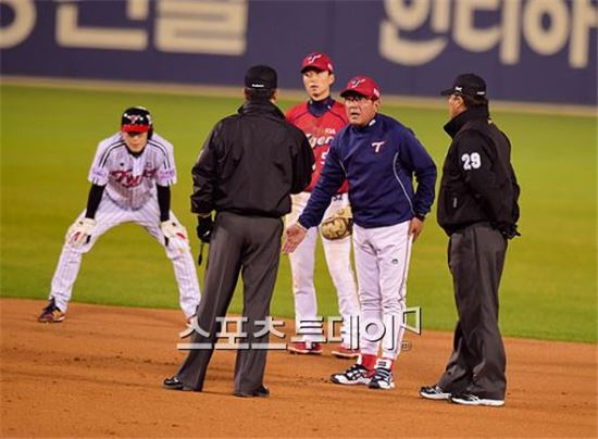 KBO, '항의 퇴장' 김기태 KIA 감독에 '엄중경고'