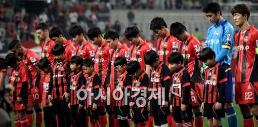 [포토]세월호 참사 1주기 묵념하는 선수들