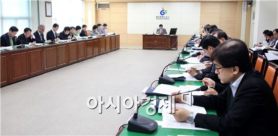 광주 동구는 14일 3층 상황실에서 과장 및 동장이 참석한 가운데 4월중 확대간부회의를 개최했다. 임영일 동구청장 권한대행은 부서별 역점사업이 차질 없이 추진될 수 있도록 최선을 다해줄 것을 당부했다. 사진제공=광주시 동구