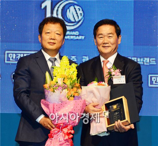 박우정 고창군수(오른쪽)가 고창 황토배기 수박, 복분자 선연 2015 대한민국 대표브랜드 대상을 수상 히고 기념촬영을 하고있다.