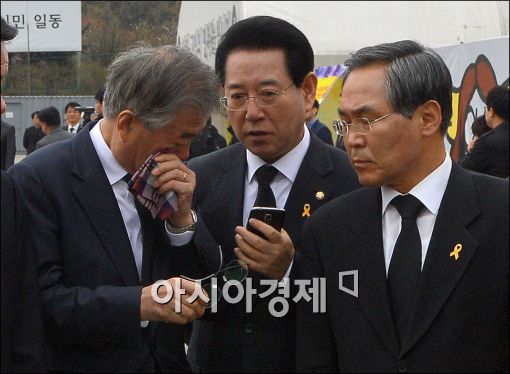 [포토]눈물 흘리는 문재인 대표