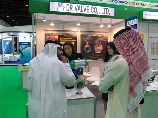 2014 두바이 환경기술박람회에서 중동 바이어가 중소기업 제품을 살펴보고 있다.
