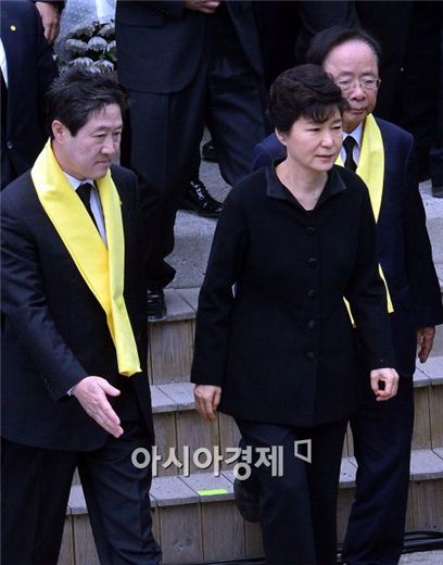 박근혜, 유족 없는 팽목항서 세월호 참사 1주기 추모