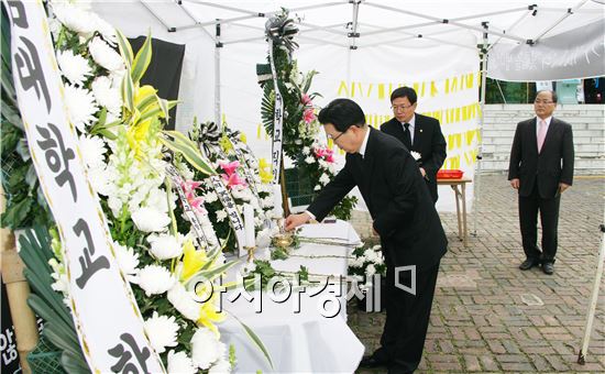 전남대 지병문 총장 등 보직자, 세월호 1주기 추모 헌화 ·묵념