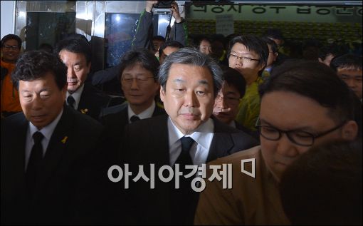 [포토]분향소 나오는 김무성 대표