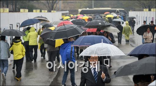 [포토]궂은날씨에도 이어지는 조문행렬