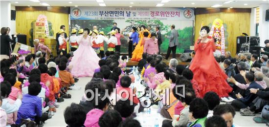 장흥군 부산면은 15일 복지회관에서 초청인사와 지역주민 700여 명이 참석한 가운데 제23회 부산면민의 날 행사를 개최했다.
