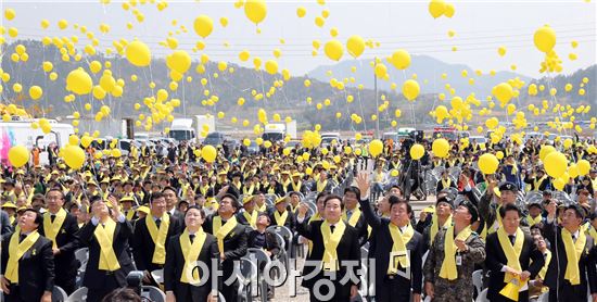 세월호 인양 촉구하는 노란풍선. 사진제공=전남도