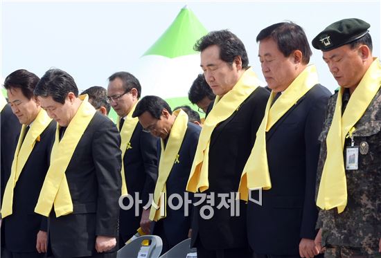 [포토]세월호 희생자에 대한 묵념하는 참석자들