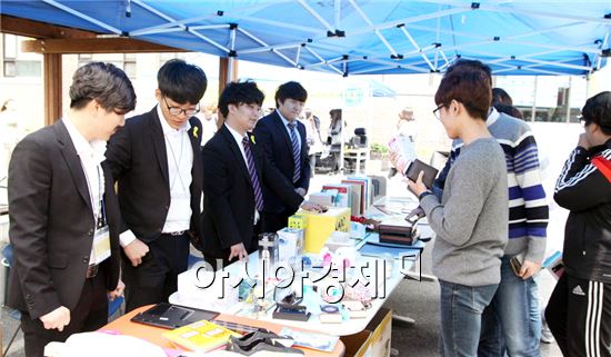 세월호 1주기를 맞아 희생자를 잊지 않기 위해 호남대학교(총장 서강석)가 프리마켓 자선 기부행사를 열고 직접 만든 노란리본 팔찌와 브로치를 나눠주는 등 세월호 희생자를 추모했다.  
