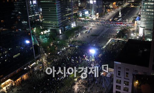 [포토]광화문 광장 막아선 경찰버스