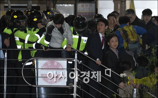 [포토]청계천 진입로 막는 경찰