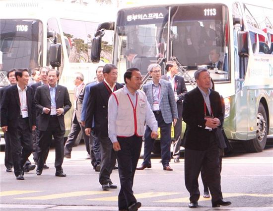 [오너&리더]2년만에 재개된 구본무의 '버스경영' 