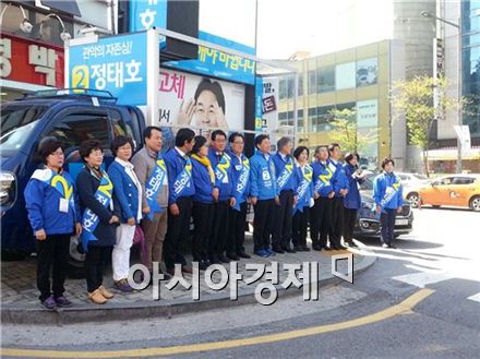 새정치민주연합 지도부가 17일 '4·29재보궐선거' 지역 중 한 곳인 서울 관악 을에서 정태호 후보 지원유세를 하고 있다.