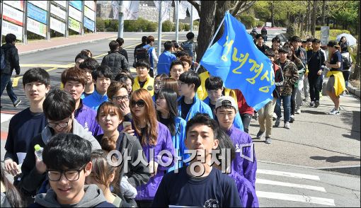 [포토]국민대 학생들 4.19 마라톤