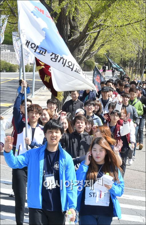 [포토]4.19 민주묘지로 향하는 국민대학생들
