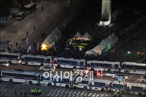 '명박산성·근혜차벽'…벽치고 입막는 정권의 위기대응 방식