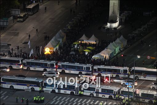 [11.14 민중총궐기]경찰력 총출동…차벽에 콩기름까지