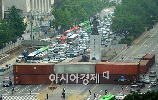 '명박산성·근혜차벽'…벽치고 입막는 정권의 위기대응 방식