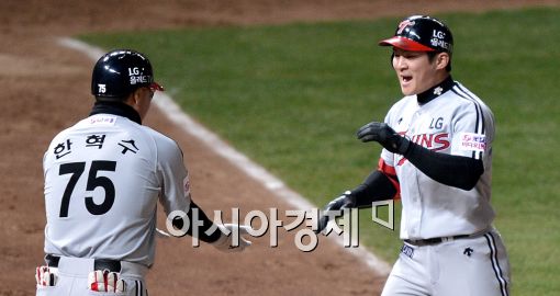 [포토]오지환, '언제나 짜릿한 홈런'
