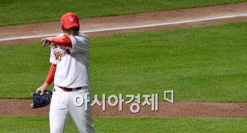 [포토]윤희상, '오늘 경기 힘드네~'
