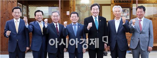 이낙연 전남지사와 윤장현 광주시장이 17일 저녁 나주 한 식당에서 광주ㆍ전남상공회의소 회장단과 만찬 간담회에 앞서 광주ㆍ전남지역 경제 활성화를 위해 파이팅을 외치고 있다. 왼쪽부터 광주 김상열 회장, 목포 김호남 회장, 광양 김효수 회장, 윤장현 광주시장, 이낙연 전남지사, 여수 박용하 회장, 순천 김종욱 회장. 사진제공=전남도