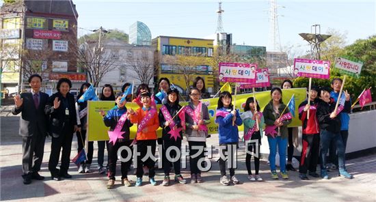 순천시는 17일 연향초등학교 정문에서 등굣길 학생과 포옹 사감운동을 전개하고 무단횡단 안하기 등 교통질서 지키기 실천 캠페인을 실시했다. 
