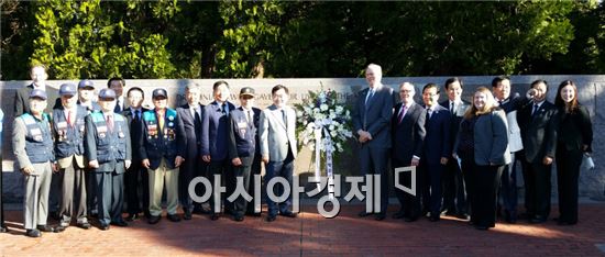 전국시장·군수·구청장협의회,오리건 주 한국전쟁기념비 방문·헌화