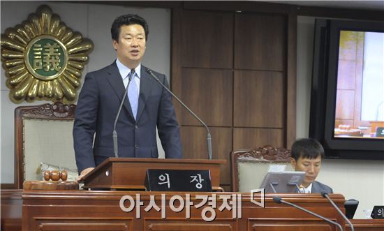 김병권 순천시의회 의장이 폐회사를 하고있다.