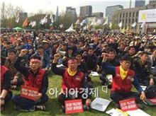 4월 18일 서울시청 광장에서 열린 민주노총 총파업 선포식에서 참가자들이 구호를 외치고 있다. 