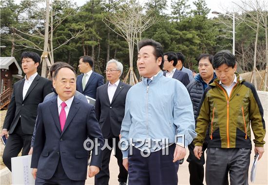 이낙연 전남도지사가 18일 오전 구례군 광의면 지리사 산림복합휴양단지 조성사업 현장을 방문, 서기동 구례군수 안내로 자연휴양리과 숲속 수목가구를 둘러보고 있다. 산림복합휴양단지는 숲과 지역문화 관광을 연계하기 위해 조성됐다. 사진제공=전남도