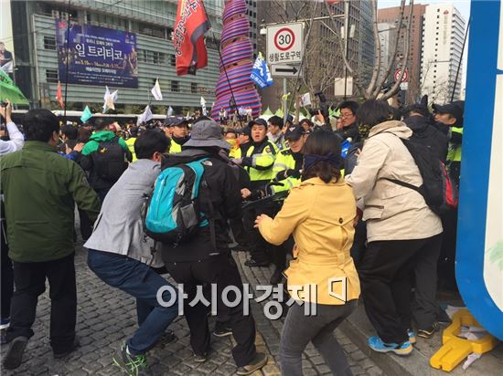 세월호 유족·시민들 경찰과 충돌 중…불상사 우려