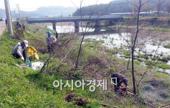 장흥군 용산면(면장 위화선)은 지난 15일 면소재지 인근 남상천에서 각종 생활쓰레기를 수거하고 잡목을 제거하는 ‘남상천 생태하천 가꾸기’를 실시했다