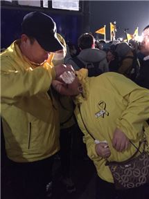 ▲대치 과정에서 캡사이신 최루액을 눈에 맞은 고(故) 남지현 양의 어머니가 응급치료를 받고 있다.(사진=원다라 기자)