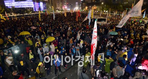 ▲18일 밤 경찰과 대치하고 있는 세월호 유가족·시민들(사진=아시아경제DB)