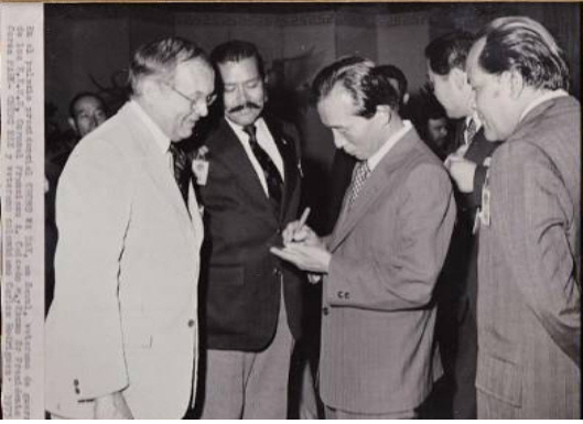 1975년 청와대에서 박정희 전 대통령을 예방한 프란시스코 엠 까이세도 씨(왼쪽에서 두 번째) 사진제공 : 청와대
