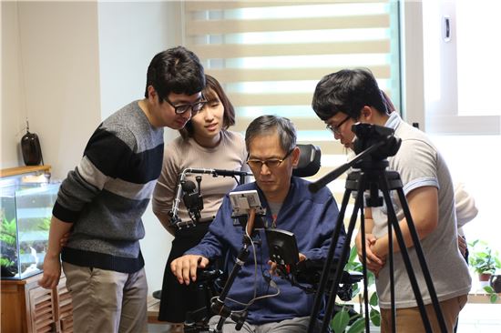 삼성, 상지 장애인 위한 스마트폰 솔루션 '두웰' 개발